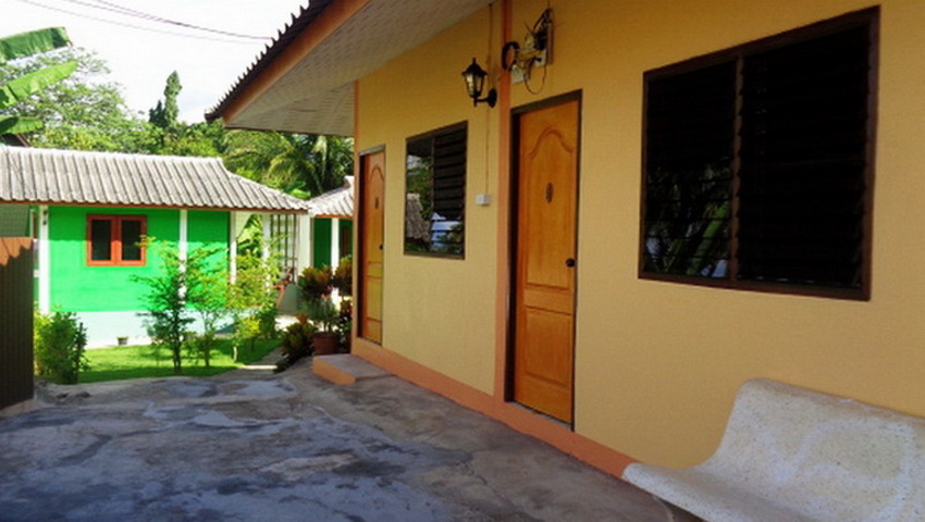 sarm mork yellow room